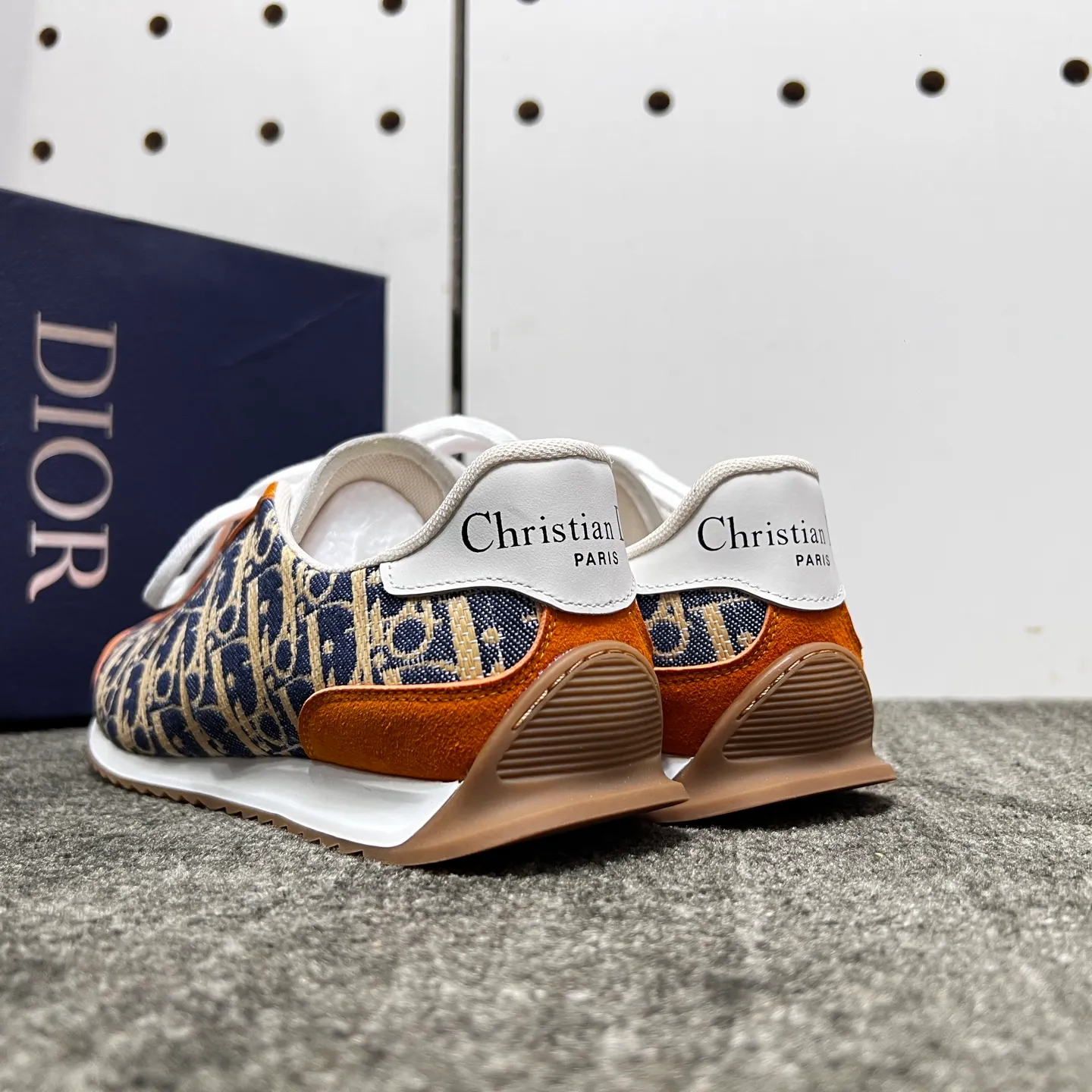 Factory price: 420💰【DIAo•Dior】Original quality.~ Unique modern style sneakers. 🏃A must-have casual shoe for trendy men😍😍 Original brand imported from Italy, imported original leather, sheep lining (refuses to discolor and grind feet) Sole: Original sole provided by the original factory, French lazy style design ⚠️Fit to the feet, original quality, super comfortable original sole. It’s like shooting the real thing 🎬The real thing is better, high-quality sneakers, size: 38-44, custom-made 45